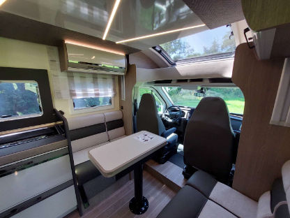 Innenansicht Wohnmobil vorn